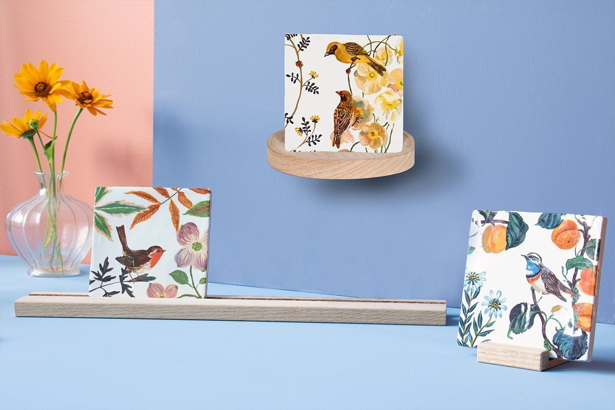 Tegelhouders met gekleurde vogels in een decoratieve opstelling