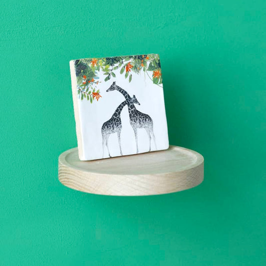 Tegelhouder met giraftegeltje, geplaatst op groene muur