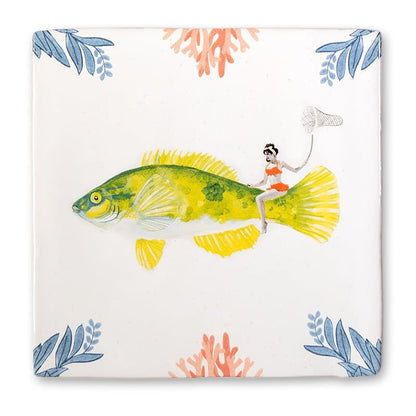 Tegeltje vrouw zittend op vis, omlijst door planten