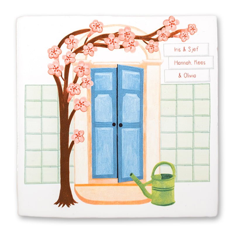 Huisnummertageltje met blauwe deur en bloesemtakken