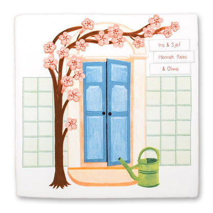 Huisnummertageltje met blauwe deur en bloesemtakken