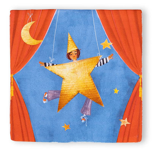 Tegeltje met stervormig kostuum, podium met rode gordijnen