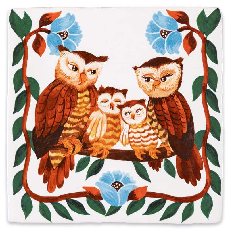 Geboortetegel uilenfamilie op tak omringd door bloemen