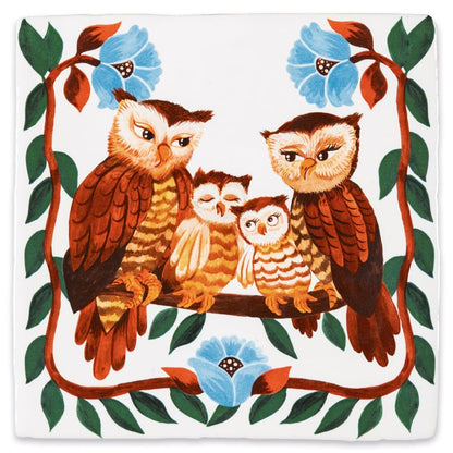 Geboortetegel uilenfamilie op tak omringd door bloemen