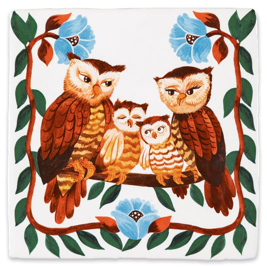 Geboortetegel uilenfamilie op tak omringd door bloemen