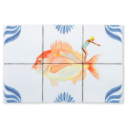 Tegeltableau vrouw op vis met blauwe decoraties