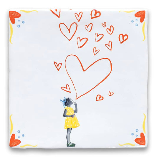 Tegeltje met meisje en rode hartjes op witte achtergrond