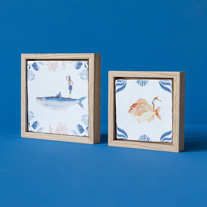 Tegelhouders van hout, tonen vissenmotief op blauwe achtergrond