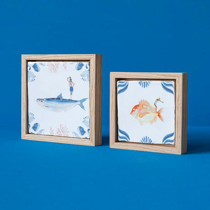 Tegelhouders van hout, tonen vissenmotief op blauwe achtergrond