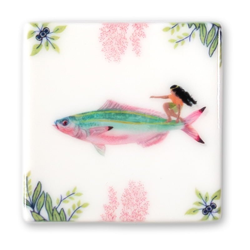 Mini tegeltje meisje op vis omgeven door bloemen