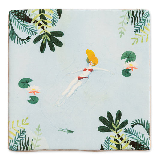 Geslaagd cadeau tegeltje vrouw drijft ontspannen tussen exotische planten