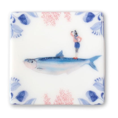 Mini tegeltje vis met persoon in blauwe decoratie