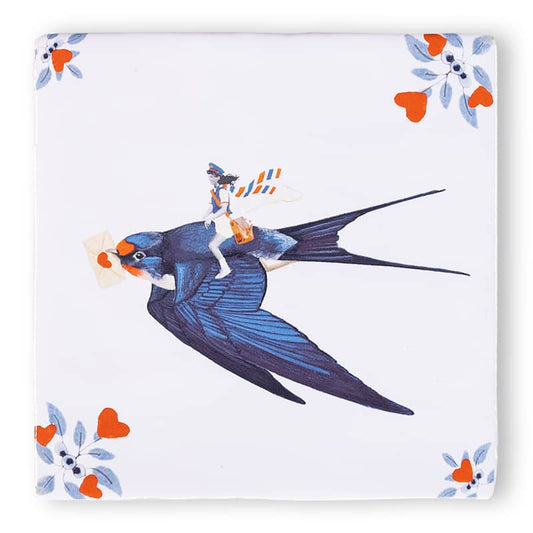 Gepersonaliseerd tegeltje met vliegende vogel en postbode, bloemen rondom