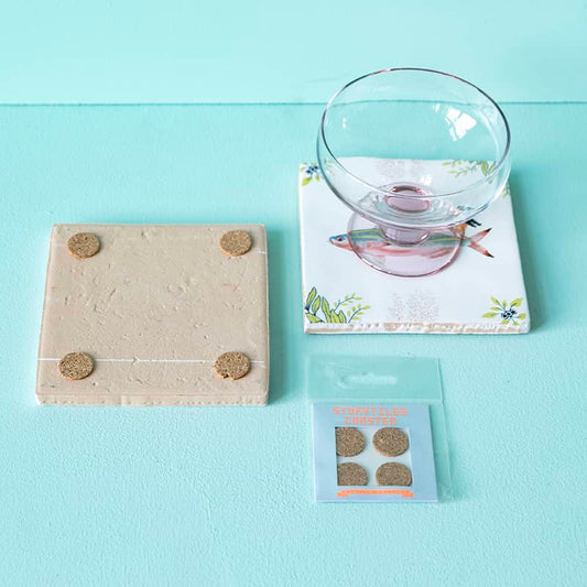 Tegel met glas, en verpakking met viltjes op tafel