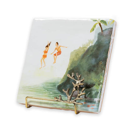 Gouden tegelhouder met afbeelding van duikende personen bij klif