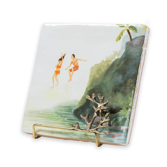 Gouden tegelhouder met afbeelding van duikende personen bij klif