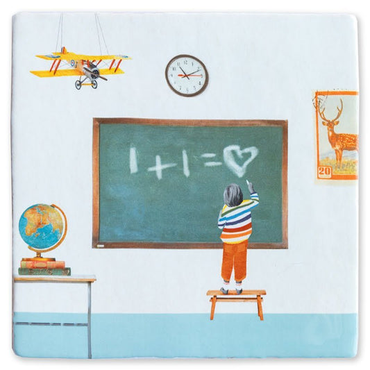 Gepersonaliseerd tegeltje met krijtbord in kleurrijke klaslokaalcontext