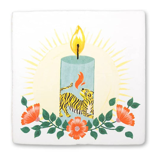 Gepersonaliseerd tegeltje met tijger en bloemen rondom een kaars