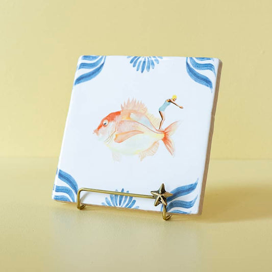Gouden tegelhouder met sterretje houdt beschilderde tegel met vis