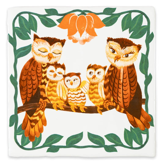 Geboortetegel uilenfamilie op tak omringd door bladeren