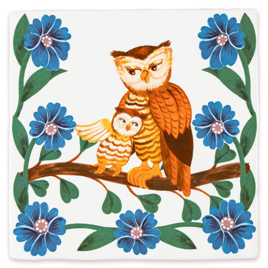 Geboortetegel uilen op tak met blauwe bloemenrand