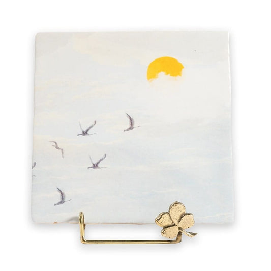 Gouden tegelhouder met vierbladige bloem voor een geschilderde tegel