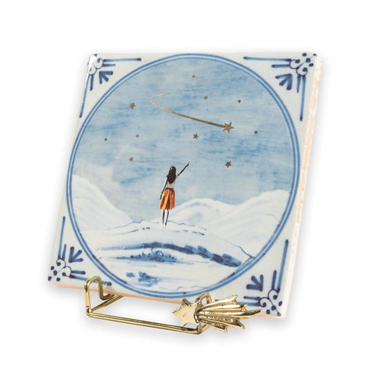 Gouden tegelhouder met vallende ster onder geschilderde winterlandschaptegel
