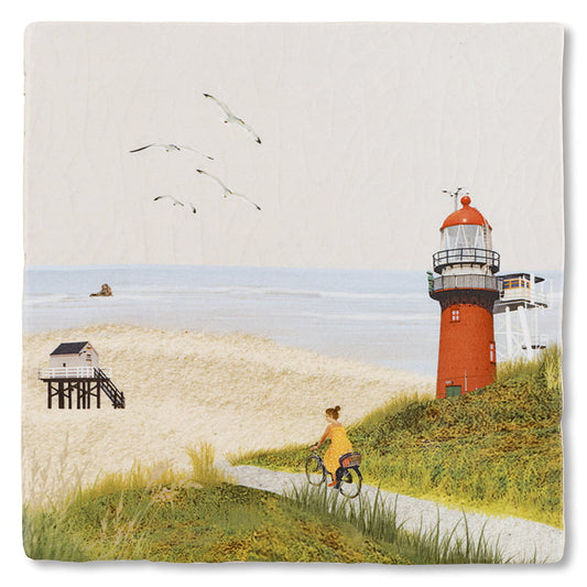 Tegeltje Vlieland met rode vuurtoren aan strand met fietser