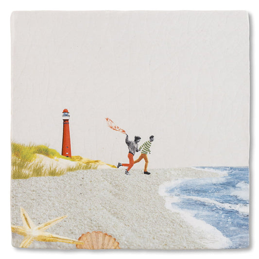 Tegeltje Schiereilanden strand met vuurtoren en rennend koppel