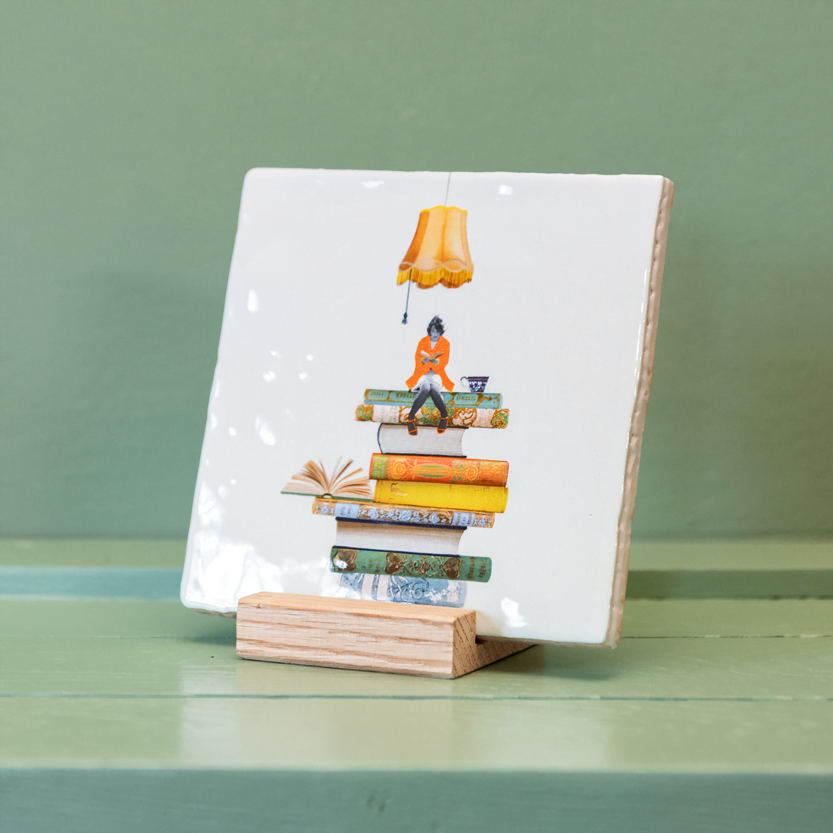 Gouden tegelhouder met afbeelding van boekenstapel en leeslamp