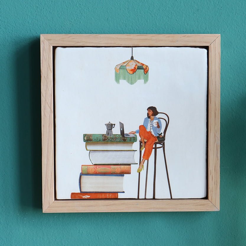 Tegellijst met collage van boeken en persoon, wand