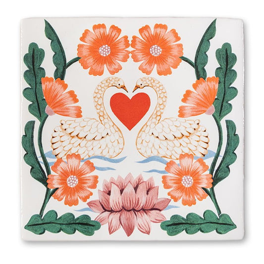 Gepersonaliseerd tegeltje met zwanen, bloemen en hartje, decoratief gepresenteerd
