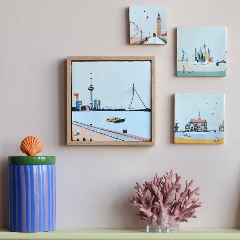 Wandplankje met vier tegels met stadsgezichten in lijst