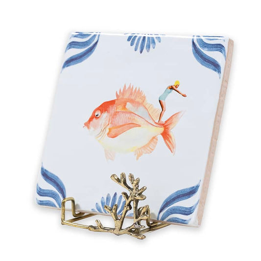 Gouden tegelhouder met een koraalvormig ontwerp houdt beschilderde tegel