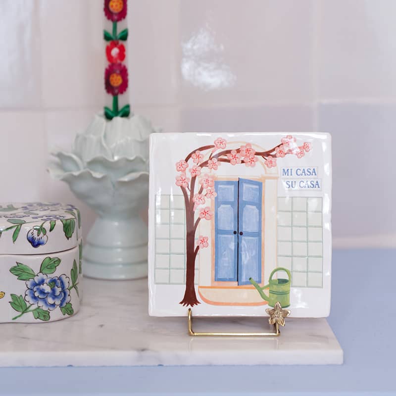 Huisnummer tegeltje met blauwe deuren en roze bloemenrand