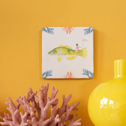 Tegeltje visser op vis, omringd door gekleurd koraal