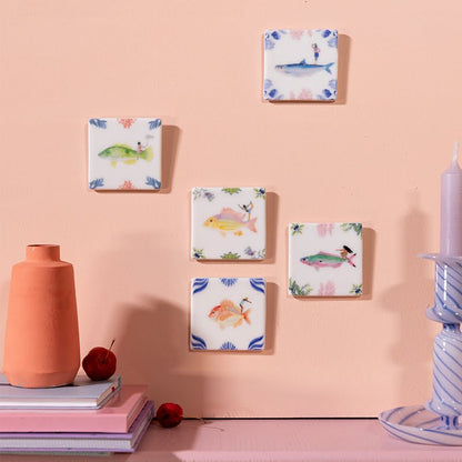 Mini tegeltje vissen kleurrijk wanddecoratie op een pastelmuur