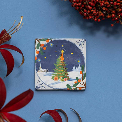 Kersttegeltje meisje ster ophangt groene boom besneeuwde achtergrond nacht