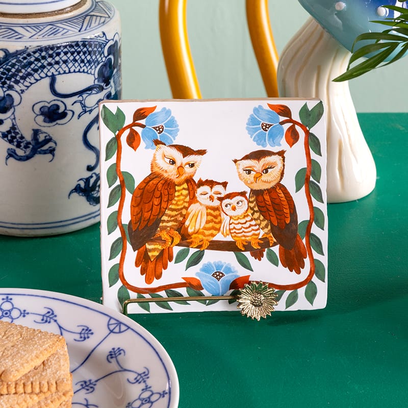 Geboortetegel met uilenfamilie, omgeven door blauwe bloemen