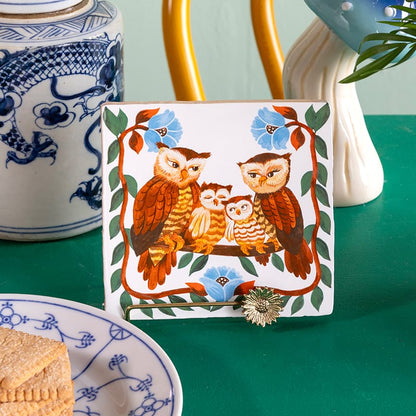 Geboortetegel met uilenfamilie, omgeven door blauwe bloemen