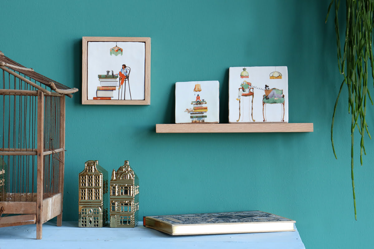 Geslaagd cadeau tegeltje stoel en lamp op plank tegen muur