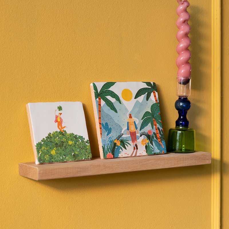 Geslaagd cadeau tegeltje wandelaar in natuur op houten plankje