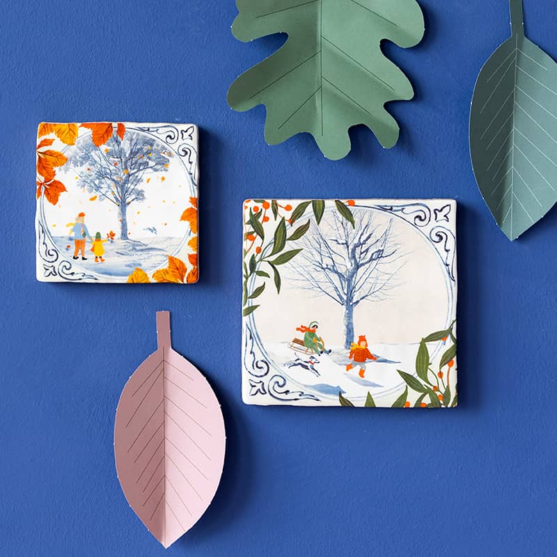 Delfts blauw tegeltje met herfstboom en kinderen op blauwe muur