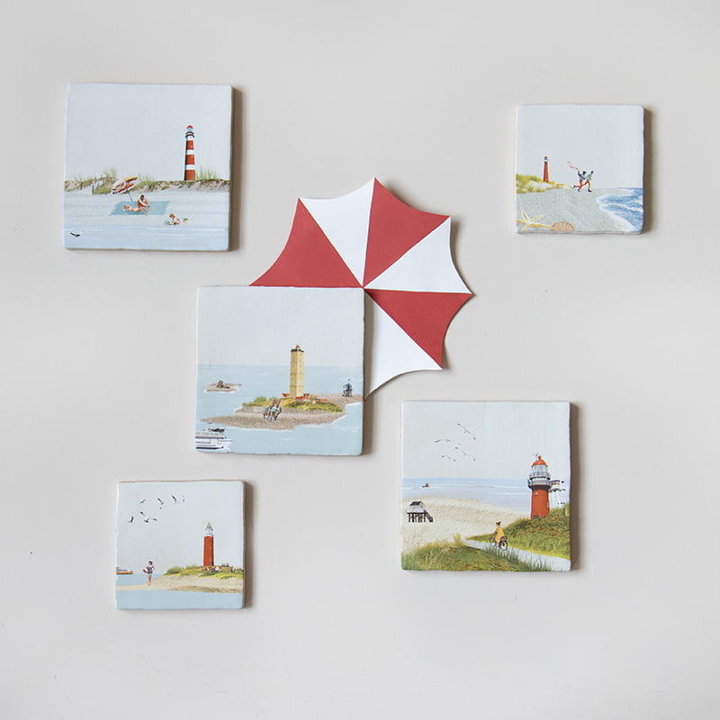 Tegeltjes Vlieland met vuurtoren en strandscènes rondom parasol