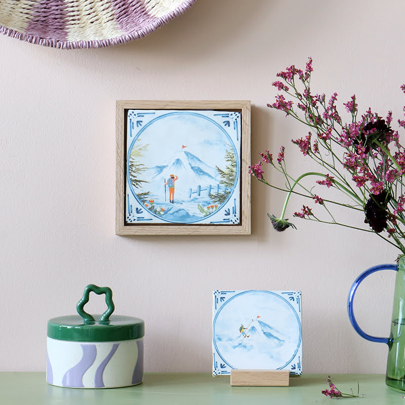Geslaagd of jubileum cadeau tegeltje met berglandschap op pastelmuur
