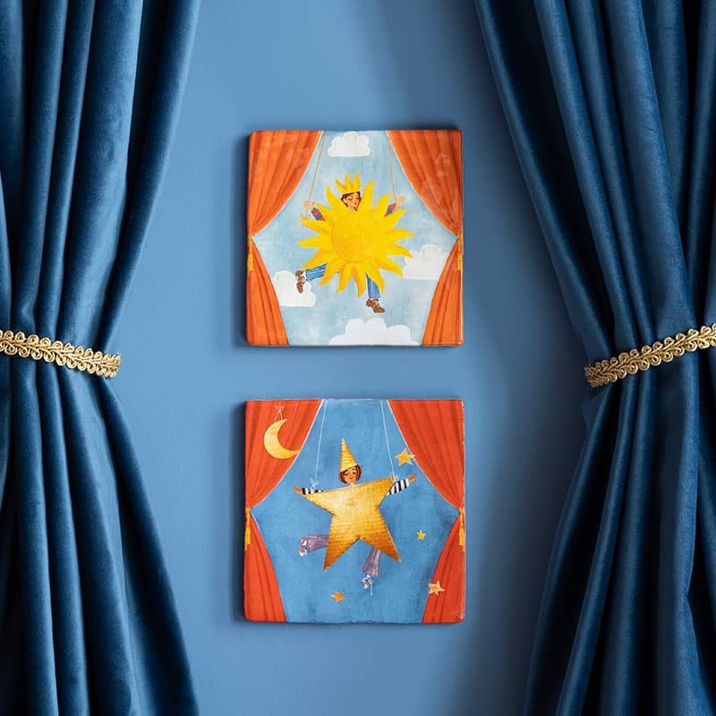 Tegeltje zonnetheater voorstelling blauw gordijn omlijsting muurdecoratie