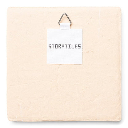 Delfts blauw tegeltje met StoryTiles label en ophanghaakje achterzijde