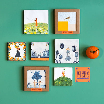 Tegeltjes met diverse illustraties hangen tegen een groene muur