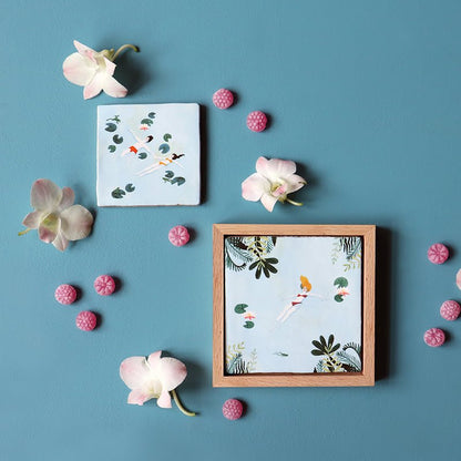 Tegeltje zwemmende figuren blauwe achtergrond bloemen en snoepjesdecoratie