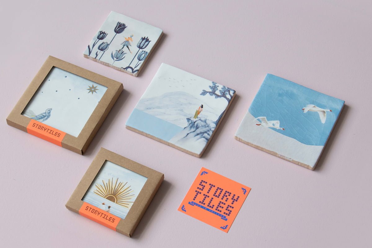 Tegeltjes met verschillende illustraties op roze achtergrond gepresenteerd